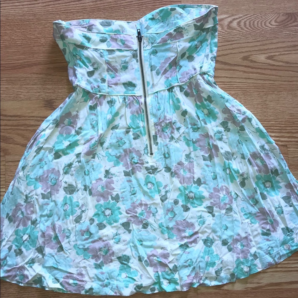 KIRRA BRAND STRAPLESS DRESS. Size: Large